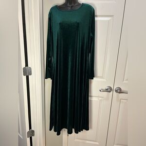 Women’s Long Green Velvet Dress. Plain, Long- sleeved, RoundNeck, Size. 1XL